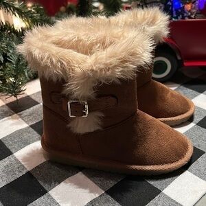 Nwot children’s place ugh style boot toddler size 8